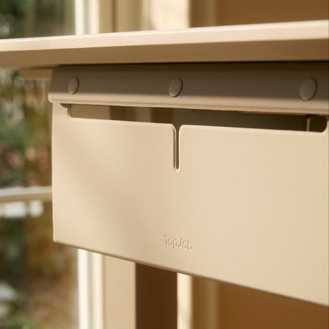 Built-in Cable Management