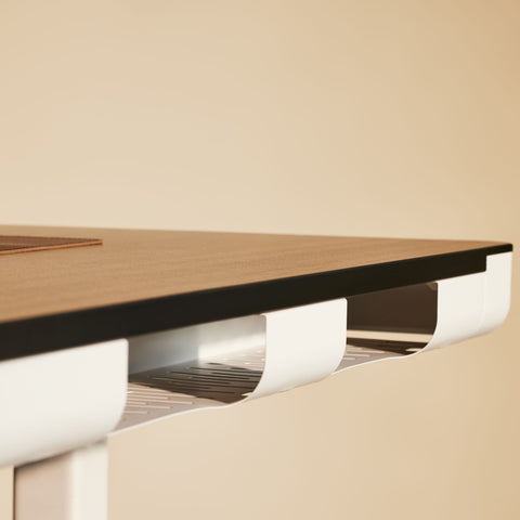 Built-in Wide Cable Management Tray