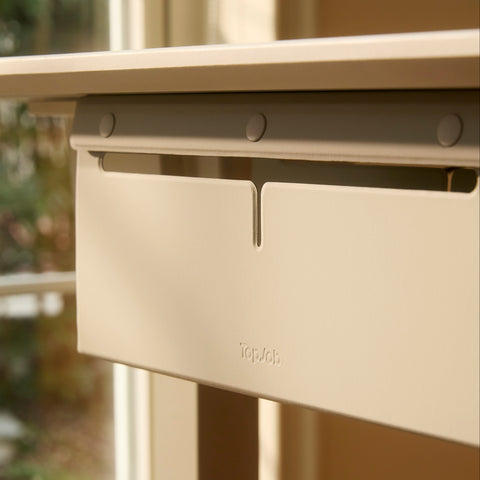 Built-in Cable Management